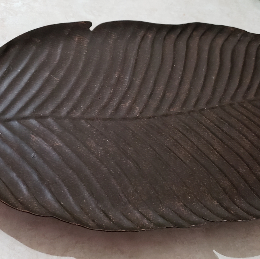 Pillar candle tray shape of a leaf